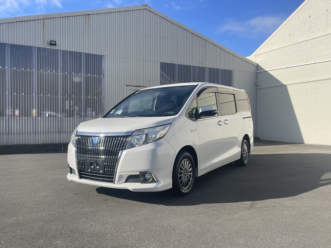 Toyota Esquire Hybrid 2018