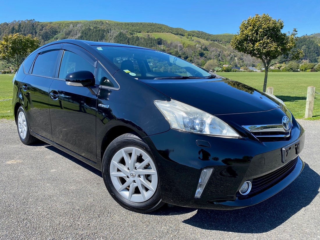 Toyota prius alpha on sale 7 seater