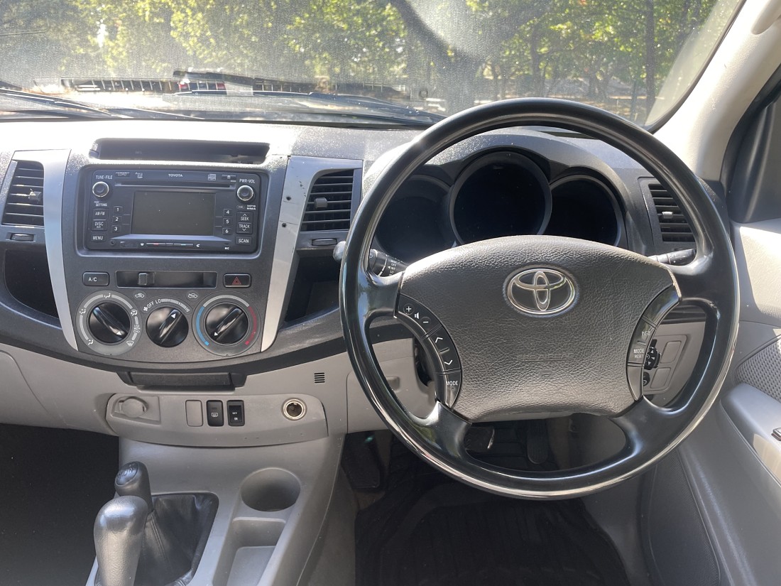 2010 Toyota Hilux SR5 4WD 3.0TD Double Cab Automatic Ute - Canopy ...