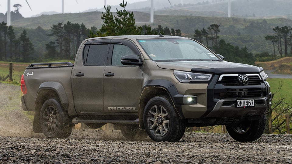 Hilux-4WD-Hybrid-SR5-Cruiser-960x540